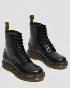 1460 Women's Smooth Leather Lace Up Boots in Black